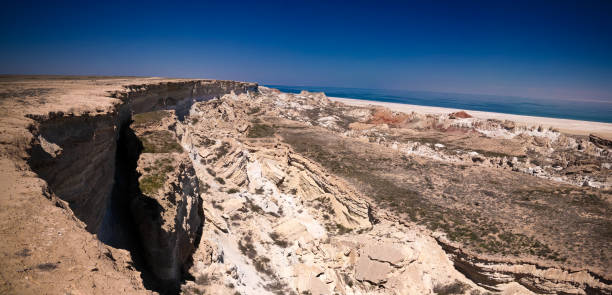 vista panorámica al mar de aral desde el borde de la meseta de ustyurt cerca del cabo de la duana, uzbekistán, karakalpakstan - tethys fotografías e imágenes de stock
