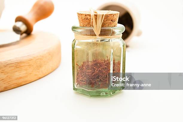 Saffron In Glasteekanne Stockfoto und mehr Bilder von Behälter - Behälter, Einmachglas, Farbbild