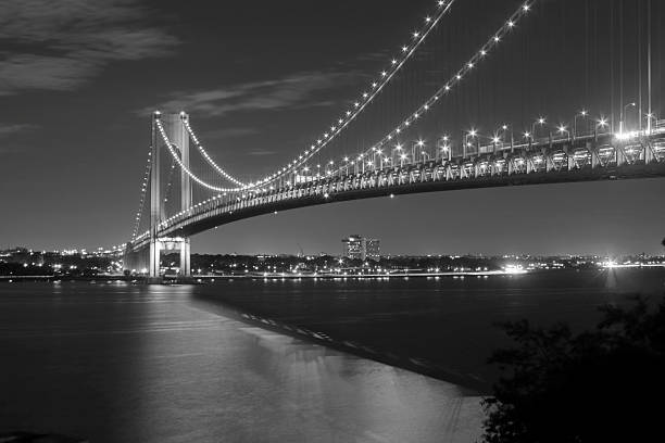verrazano-narrows-brücke bei nacht - cable stayed bridge staten island brooklyn new york city stock-fotos und bilder