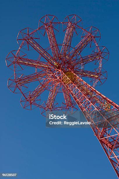 Caída De Coney Island Paracaídas Foto de stock y más banco de imágenes de Alto - Descripción física - Alto - Descripción física, Atracción de feria, Atracción de feria Parachute Jump