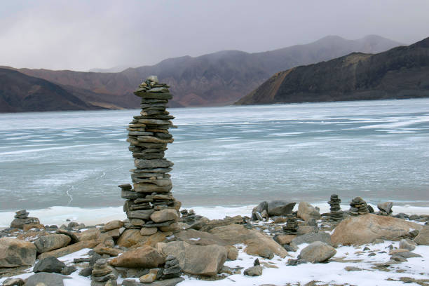 lago pangong congelado, ladakh, jammu y cachemira - glacier himalayas frozen lake fotografías e imágenes de stock