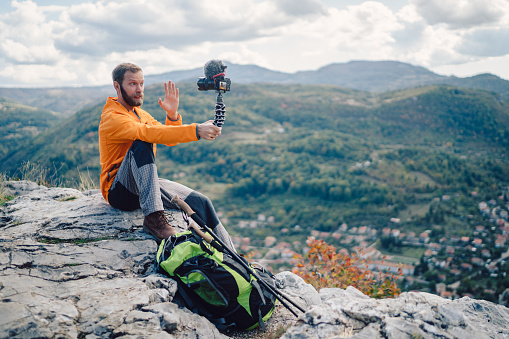 Influencia turística senderismo y blogging en la cima de la montaña photo