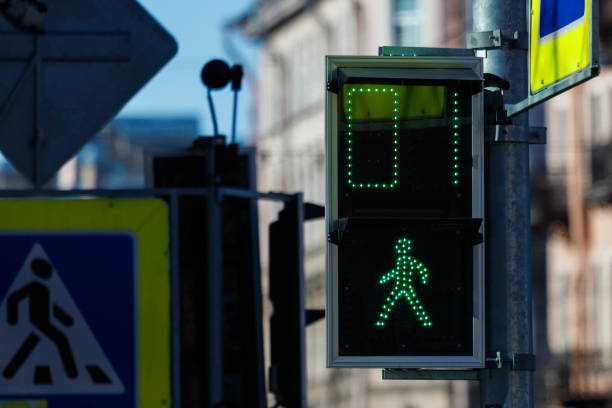 istock green pedestrian traffic light sign 961296550