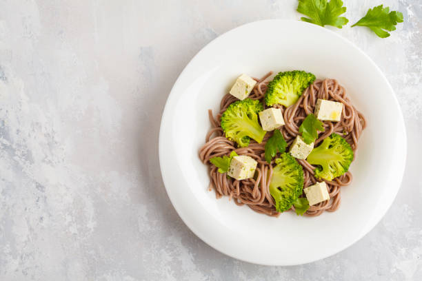 vegetarische soba-nudeln mit tofu und broccoli, ansicht von oben. gesunde vegane ernährung konzept. - tofu chinese cuisine vegetarian food broccoli stock-fotos und bilder