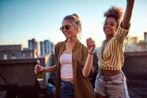 dwie kobiety tańczą na imprezie. - drink alcohol summer celebration zdjęcia i obrazy z banku zdjęć