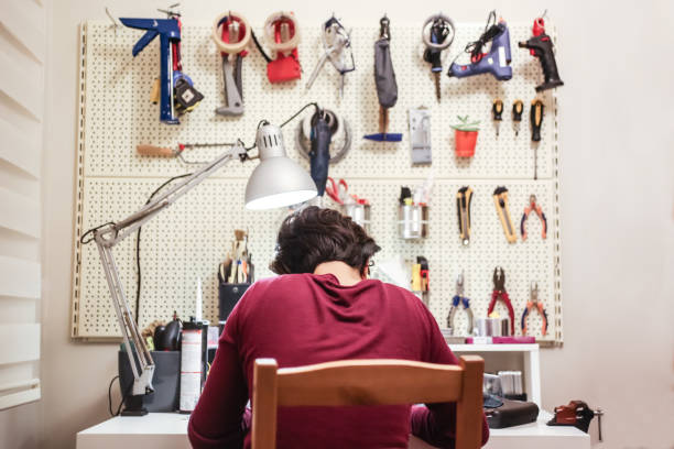 메이커는 그의 워크샵에 노력 - women repairing wrench business 뉴스 사진 이미지