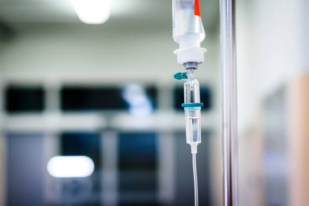 intravenous therapy iv infusion set and bottle on a pole. - iv drip chemotherapy drug bag intensive care unit imagens e fotografias de stock