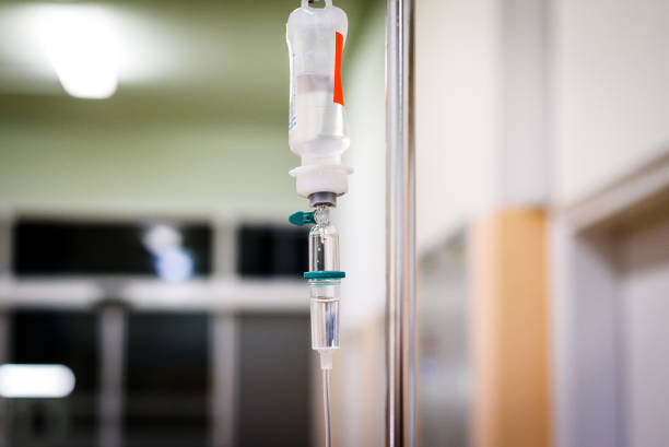 intravenous therapy iv infusion set and bottle on a pole. - iv drip chemotherapy drug bag intensive care unit imagens e fotografias de stock