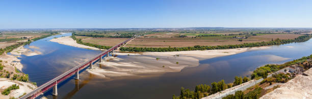 istock Dom Luis I Bridge crossing the Tagus River (Rio Tejo) 961317314