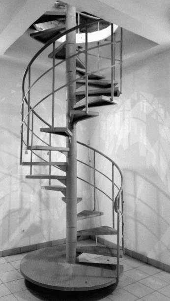 escalier en colimaçon. - staircase curve spiral staircase chrome photos et images de collection
