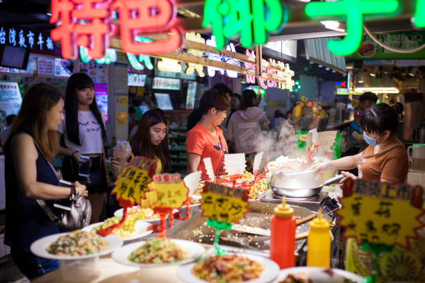 sanya, haynan, cina. scena di strada - mercato alimentare asiatico. le donne vendono frutti di mare. - city urban scene business china foto e immagini stock