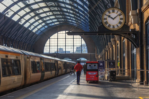 rey cruz de la estación, plataforma 9 3/4 | harry potter - estación de kings cross fotografías e imágenes de stock