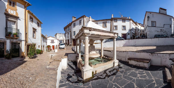 fonte da vila (town's fountain) in the jewish quarter of castelo de vide - castelo de vide imagens e fotografias de stock