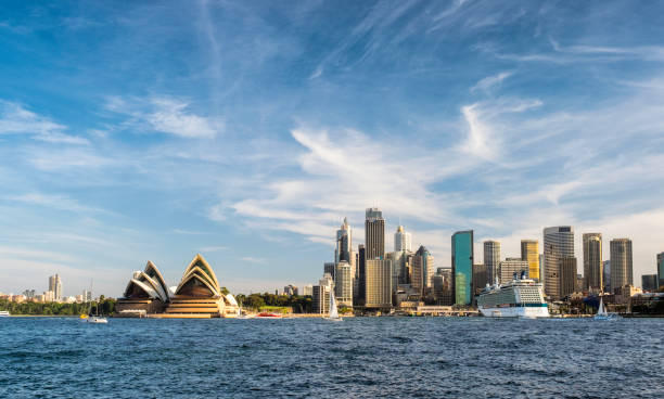 sydney harbour stadt - sydney harbor australia financial district cruise ship stock-fotos und bilder