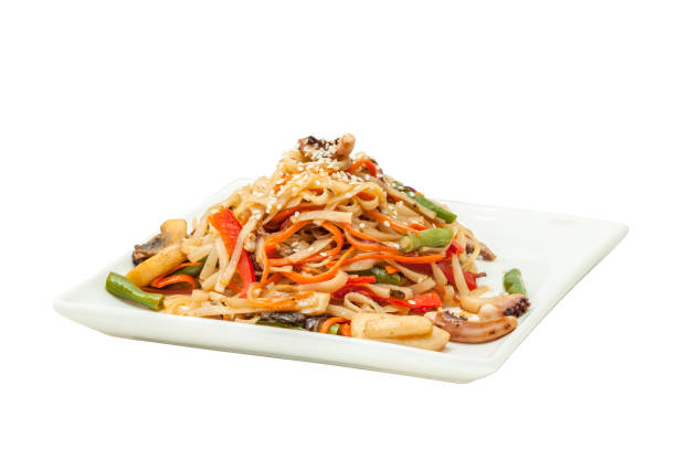 istock Chinese noodles with beef and vegetables 961385432