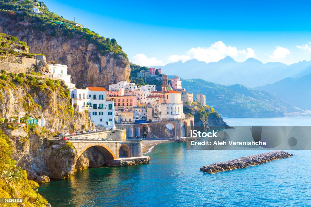 Vista mattutina del paesaggio urbano di Amalfi, Italia - Foto stock royalty-free di Italia Vista mattutina del paesaggio urbano di Amalfi, Italia - Foto stock royalty-free di Italia