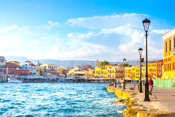 vista sobre o porto velho de chania, ilha de creta, grécia. - krete - fotografias e filmes do acervo