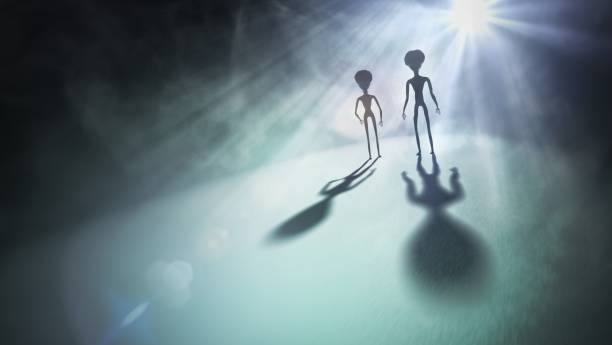 sagome spettrali di alieni e luce intensa sullo sfondo. illustrazione renderizzati in 3d. - alien mystery space military invasion foto e immagini stock