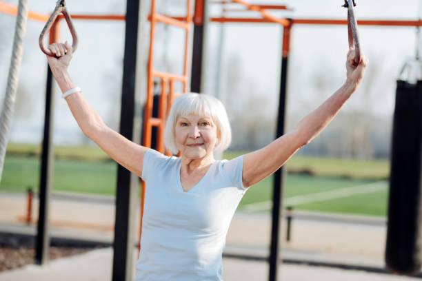 istock Alert old woman doing chin-ups 961399934