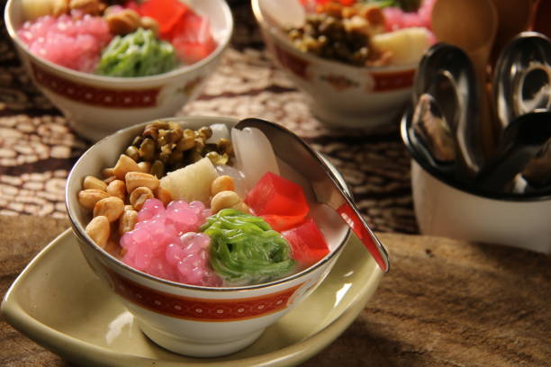 wedang angsle, традиционный теплый десерт из маланга, восточная ява - malang стоковые фото и изображения
