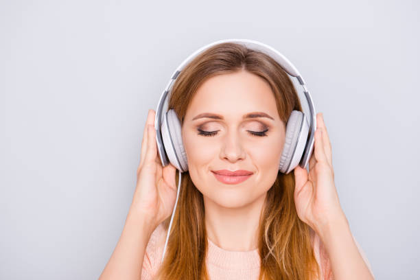 Closed eyes white people person lifestyle makeup refreshment weekend holiday vacation concept. Close up portrait of calm relaxed lovely tranquil romantic lady using headset isolated on gray background ojos cerrados blancos personas persona estilo de vida maquillaje refrescante fin de semana vacaciones concepto de vacaciones. primer plano retrato de calma relajada tranquila romántica señora encantadora usando auricular aislado sobre fondo gris