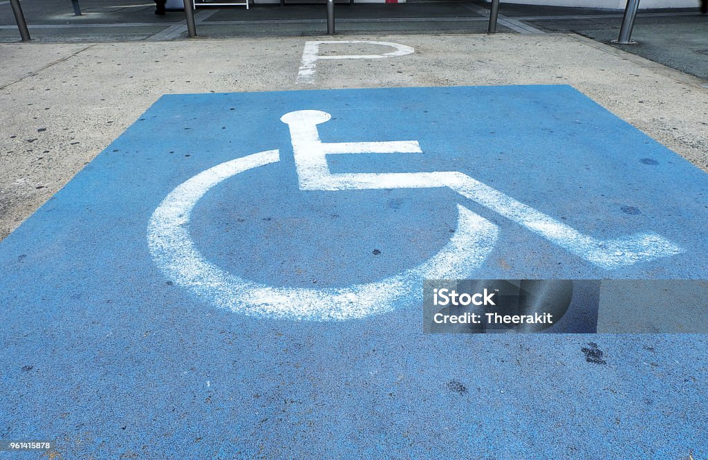 ที่จอดรถคนพิการ โลโก้สําหรับคนพิการบนที่จอดรถของ สัญลักษณ์ความพิการทาสีบนพื้น  ภาพสต็อก - ดาวน์โหลดรูปภาพตอนนี้ - Istock