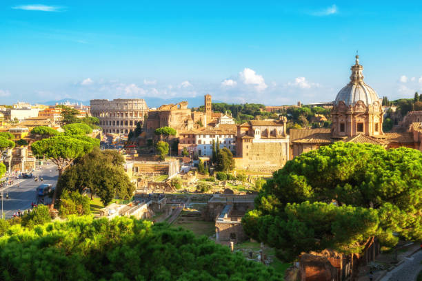 skyline di roma con colosseo e foro romano, italia - high angle view famous place roman roman forum foto e immagini stock
