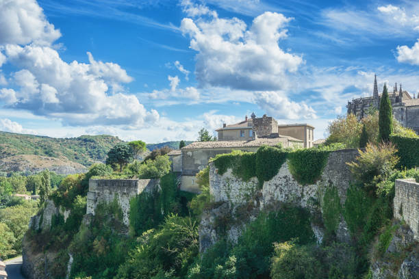 impresión de la aldea de viviers en la región de ardeche - ardeche fotografías e imágenes de stock