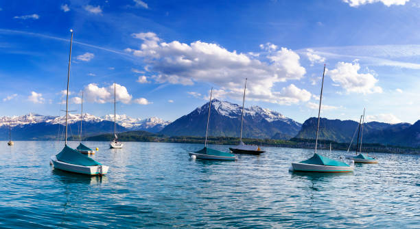 barcos no porto no lago thun infornt da montanha alpes à noite - lake thun switzerland night lake - fotografias e filmes do acervo