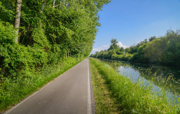 istock Empty cycling path along the Naviglio Pavese, canal which stretches for 30km from Pavia to Milan, Italy. 961448590