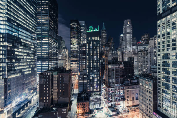 небоскребы в нижнем манхэттене, нью-йорк - city night cityscape aerial view стоковые фото и изображения