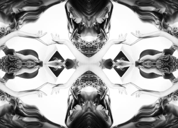 caleidoscopio. montaje abstracto de una bella mujer sobre fondo blanco. retrato de arte blanco y negro - mirror reflection kaleidoscope women fotografías e imágenes de stock