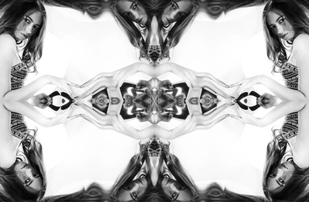 caleidoscopio. montaje abstracto de una bella mujer sobre fondo blanco - kaleidoscope women mirrored pattern mirror fotografías e imágenes de stock