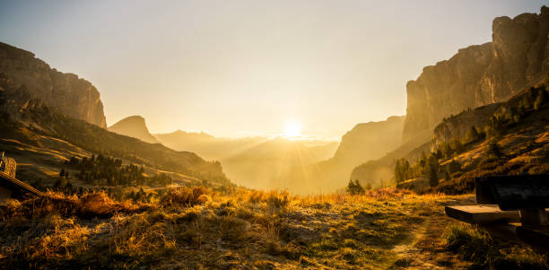 dolomitas, italia paisaje en el passo gardena. - montañas dolomita fotografías e imágenes de stock