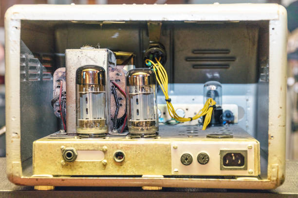 tubos de radio dentro del amplificador viejo - vacuum tube old technology retro revival fotografías e imágenes de stock