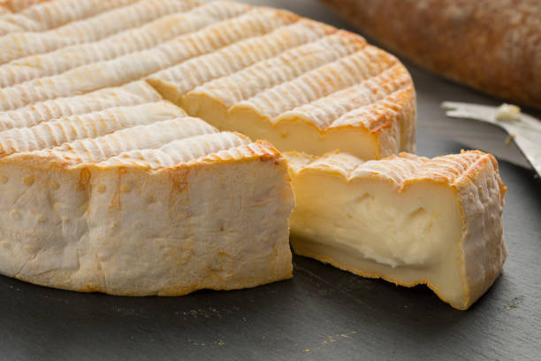 französischen le marcaire käse auf einer käseplatte - weichkäse stock-fotos und bilder