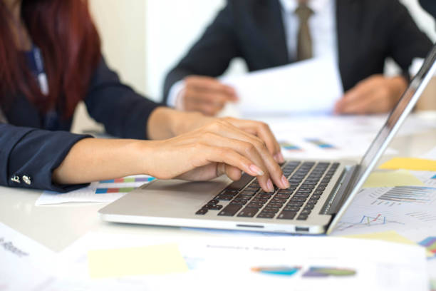 close up hand of business woman employees secretary using laptop  minutes  of executive meeting - business concept - minute hand fotos imagens e fotografias de stock