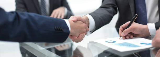 fechar up.handshake de parceiros de negócios - sales agent - fotografias e filmes do acervo