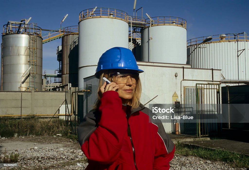 Mujer Ingeniero en frente de planta química - Foto de stock de 45-49 años libre de derechos