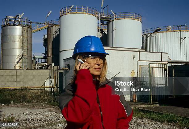 Mujer Ingeniero En Frente De Planta Química Foto de stock y más banco de imágenes de 45-49 años - 45-49 años, Abrigo, Actitud