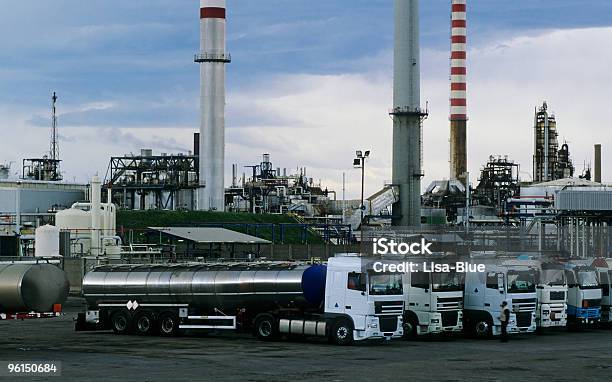 Ciężarowych I Zakład Chemiczny - zdjęcia stockowe i więcej obrazów Cysterna paliwowa - Cysterna paliwowa, Rafineria naftowa, Odpady toksyczne