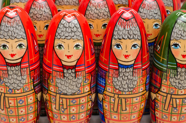 muitos matryoshkas. bonecas russas em vestido nacional - russian nesting doll babushka doll large group of objects - fotografias e filmes do acervo