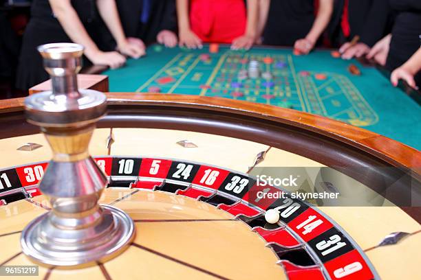 Casinò Roulette Primo Piano Con La Palla Al Numero 20 - Fotografie stock e altre immagini di Adulto