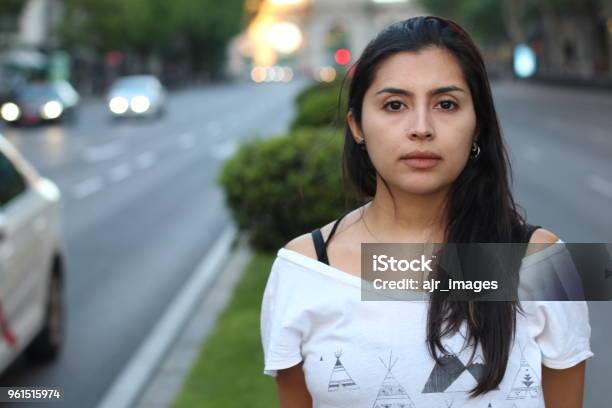 Photo libre de droit de Plein Air Ethnique Femme Gros Plan banque d'images et plus d'images libres de droit de Femmes - Femmes, Sérieux, Une seule femme