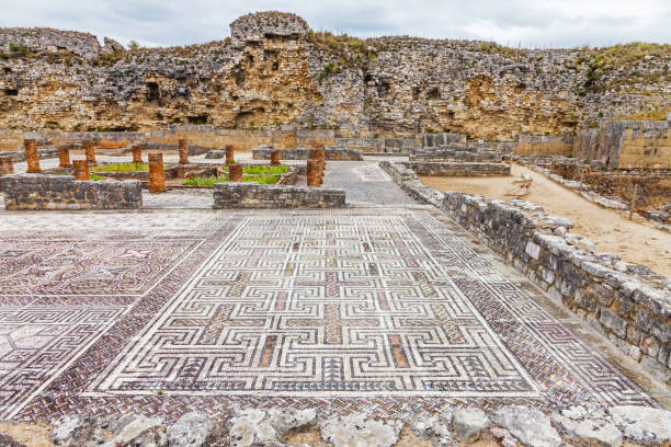 ruinas romanas de conimbriga. vista de la casa de la esvástica, los mosaicos y la muralla defensiva. - domus fotografías e imágenes de stock