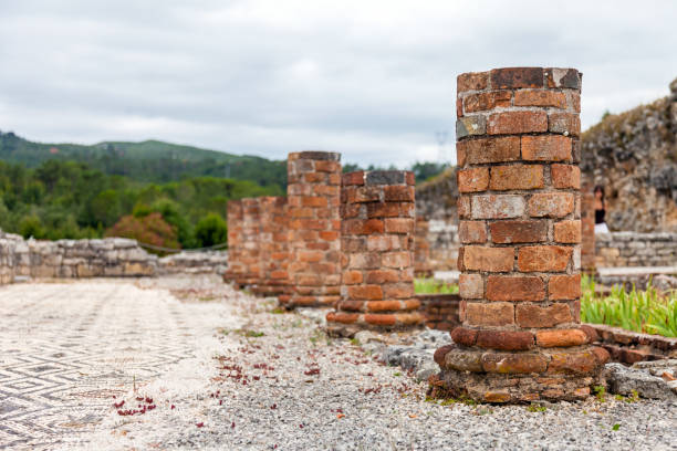 spalten der peristyl struktur rund um die innere teich und garten des hauses des hakenkreuzes gebaut. - domus stock-fotos und bilder