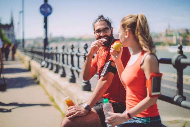 sain faisant de l'exercice en plein air - sport food exercising eating photos et images de collection