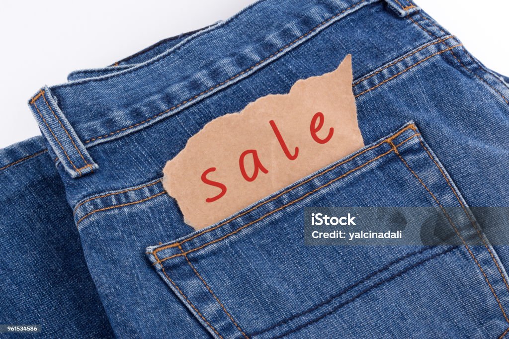 Etiqueta de venda no bolso da calça jeans - Foto de stock de Algodão - Material Têxtil royalty-free