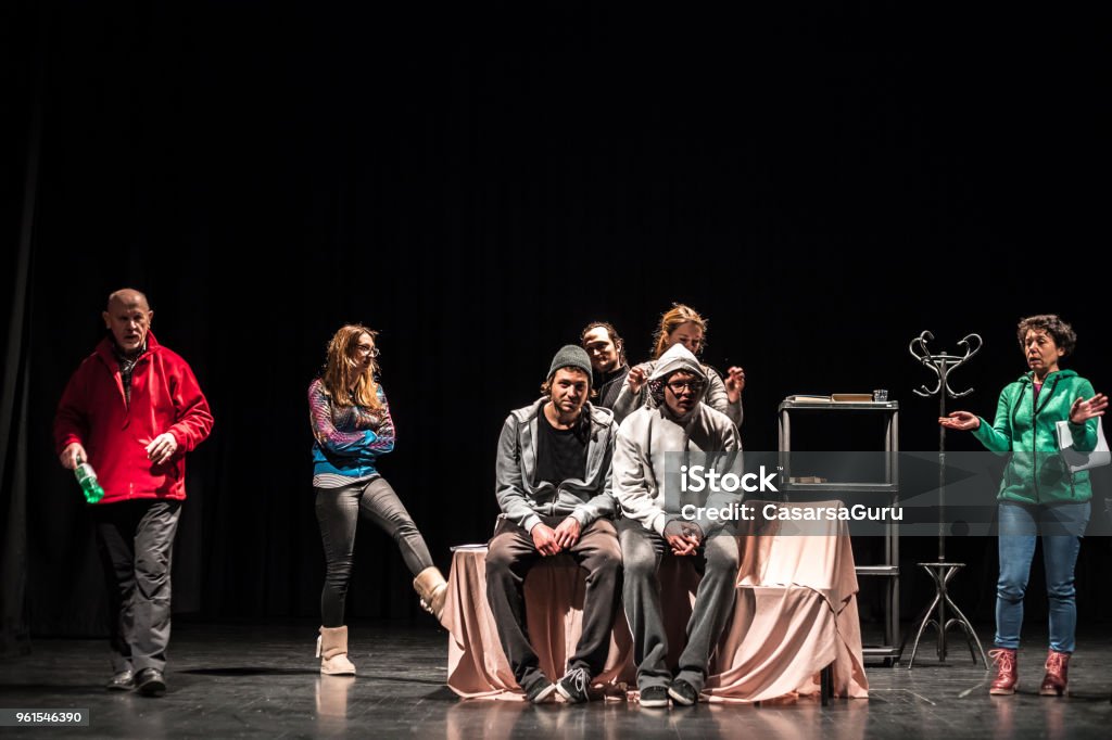 Attori che provano sul palco - Foto stock royalty-free di Spettacolo teatrale