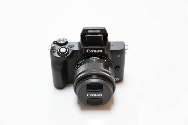 새로운 캐논 eos m50 mirrorless 카메라 흰색 배경에 고립 - camera canon lens photographer 뉴스 사진 이미지